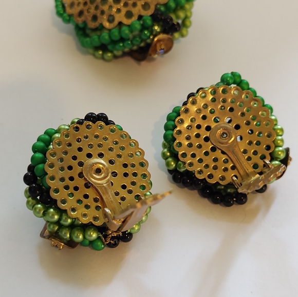 Vibrant Mid Century Green Beaded Pin-wheel Brooch and Earrings - Picture 6 of 12